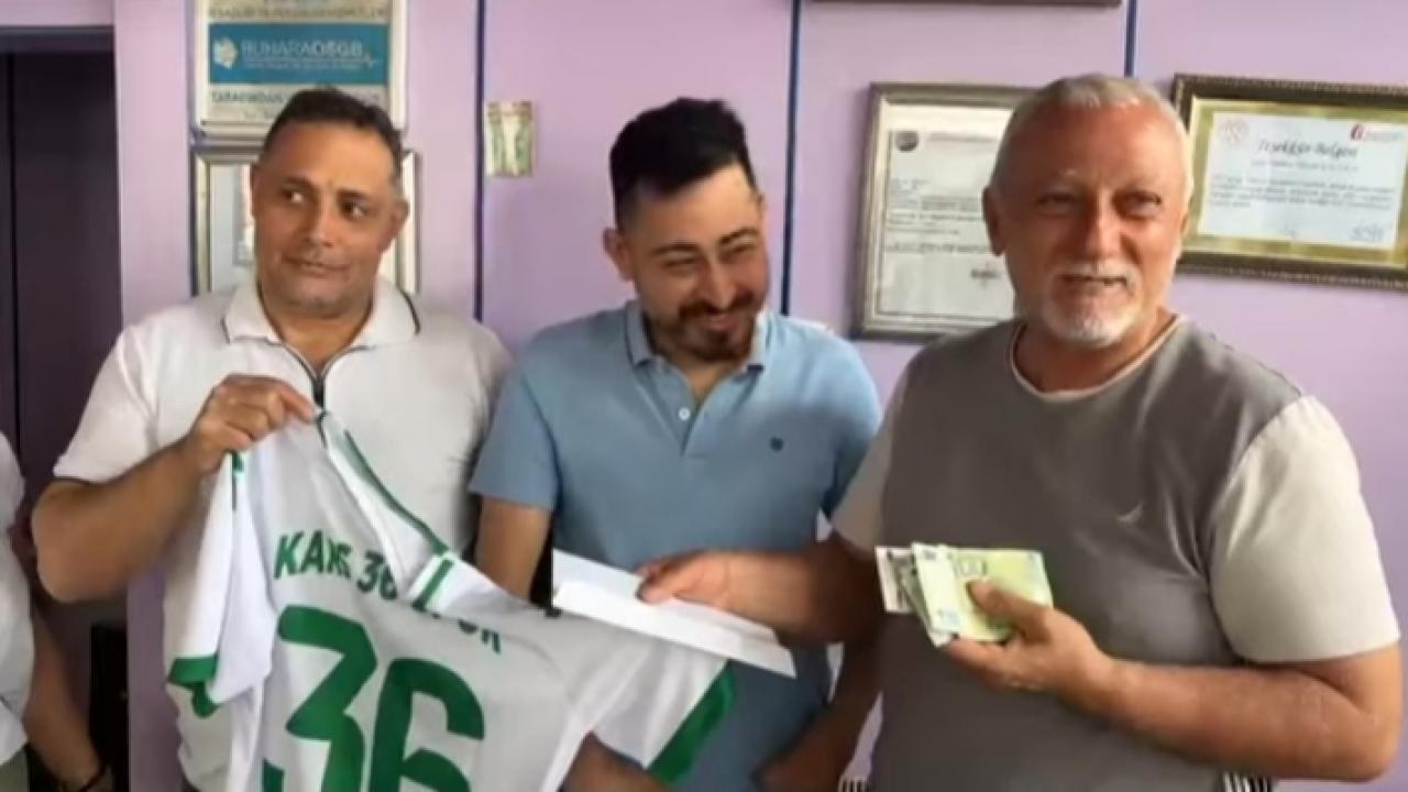 Harçlıklarını biriktirdi, gönül verdiği kulübe bağışladı